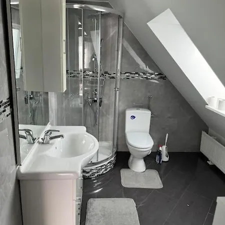 5 Zimmer Haus Mit Whirlpool, Grillhuette Und Privatem Garten, Perfekt Fuer Gruppen Oder Familien Neumuenster Exterior photo