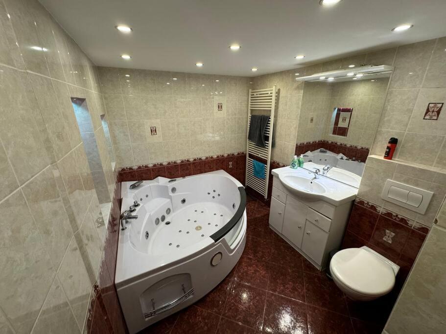 Villa 5 Haus Mit Whirlpool, Grillhuette Und Privatem Garten, Perfekt Fuer Gruppen Oder Familien *